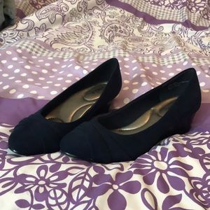 Faux suede navy low wedge shoes